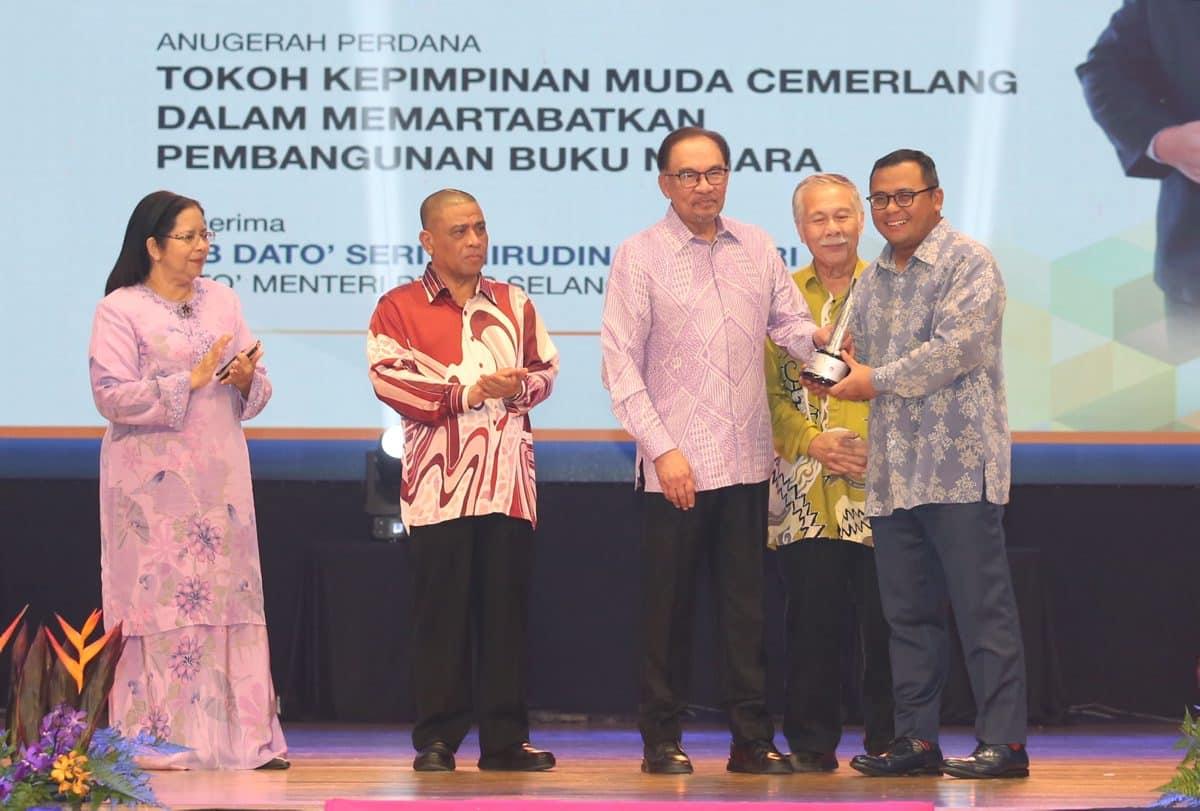 Selangor MB honoured with young leader icon award for promoting book culture