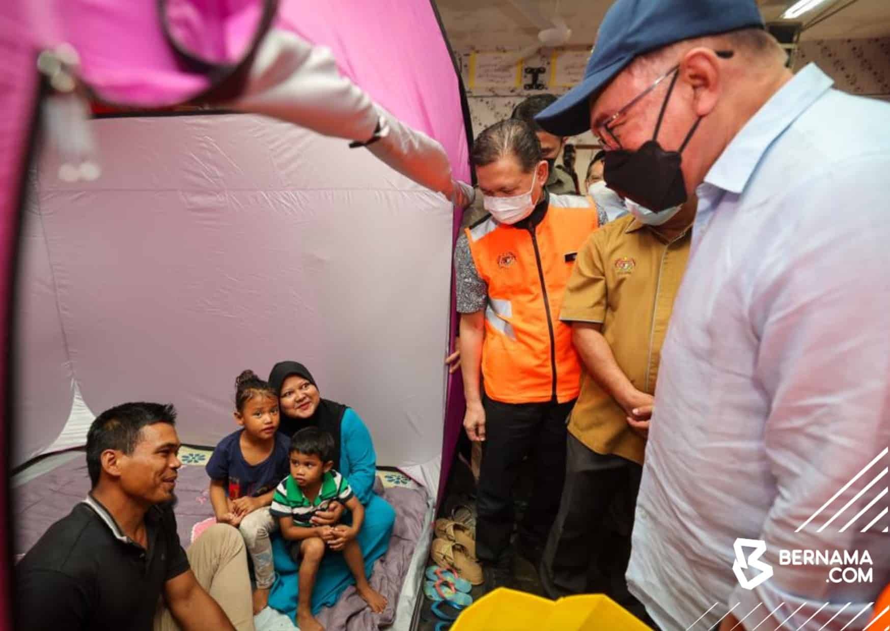 首相宣布发5000万 援助丹水灾灾民