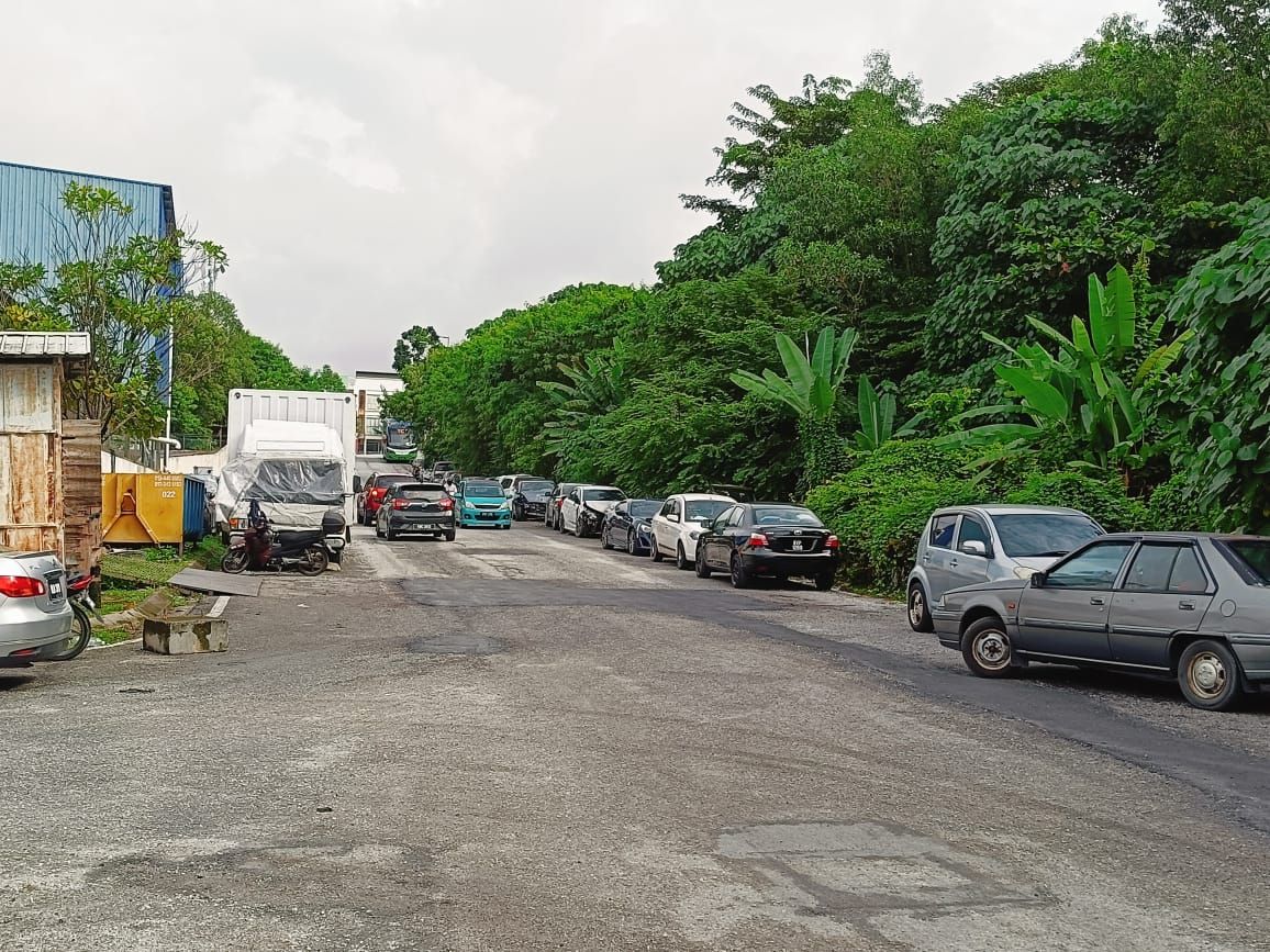 约30辆废车弃在COM工业园2路旁  神建华：执法组将采取行动