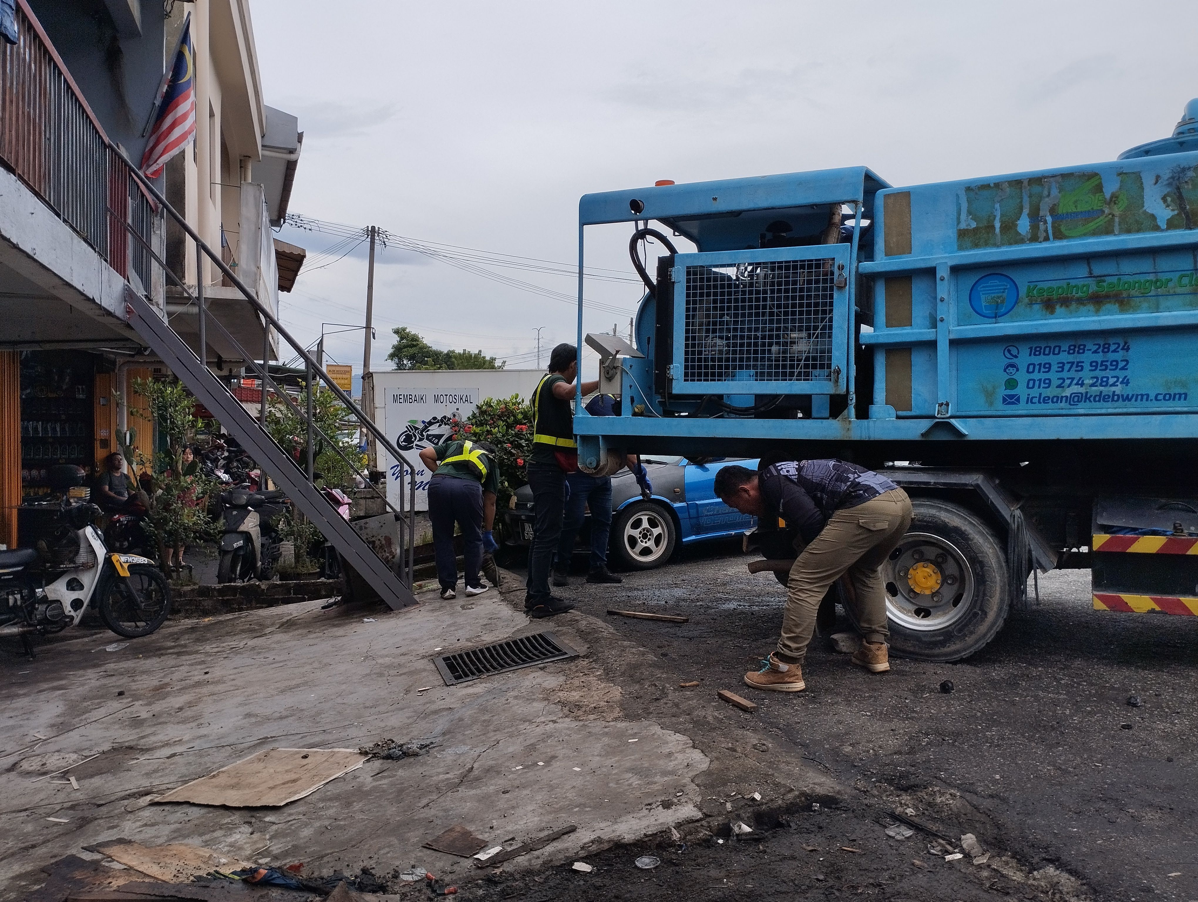 （视频）KDEB出动高压水枪洗沟  游佳豪：店前应保留沟盖方便工人洗理