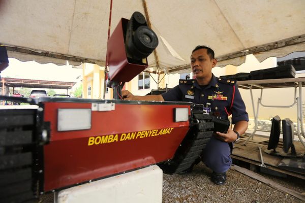 Anggota bomba cipta robot bantu padam kebakaran, operasi penyelamatan