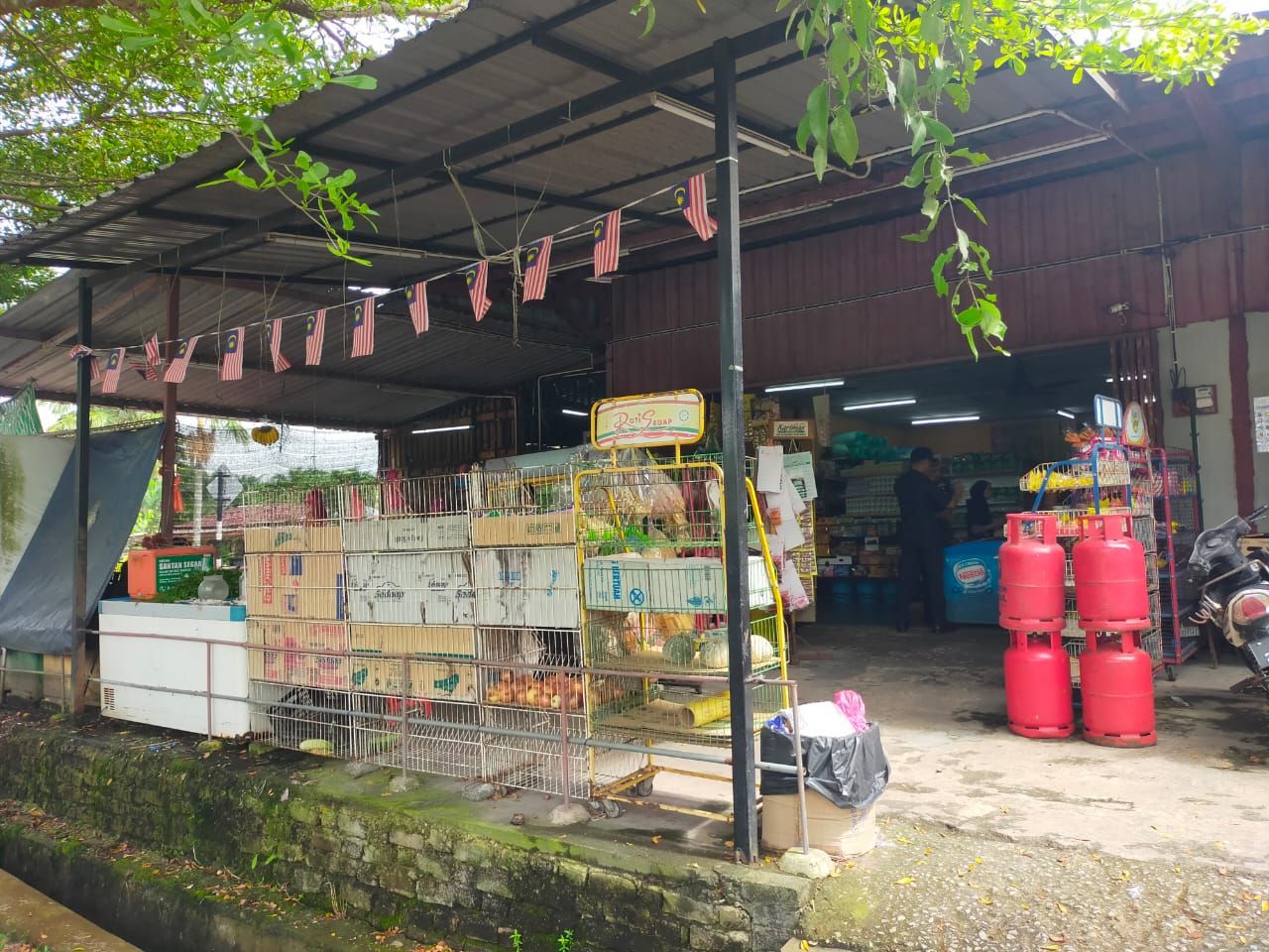 外籍者无牌经营杂货店 被执法官取缔