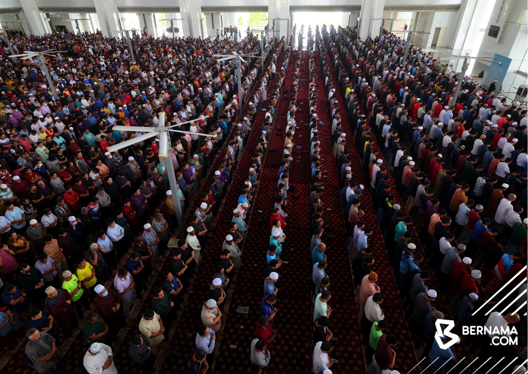 Masyarakat Islam tunai solat hajat, doakan kesejahteraan negara, rakyat