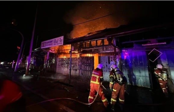 双溪大年老街场6店屋   午夜大火未酿伤亡