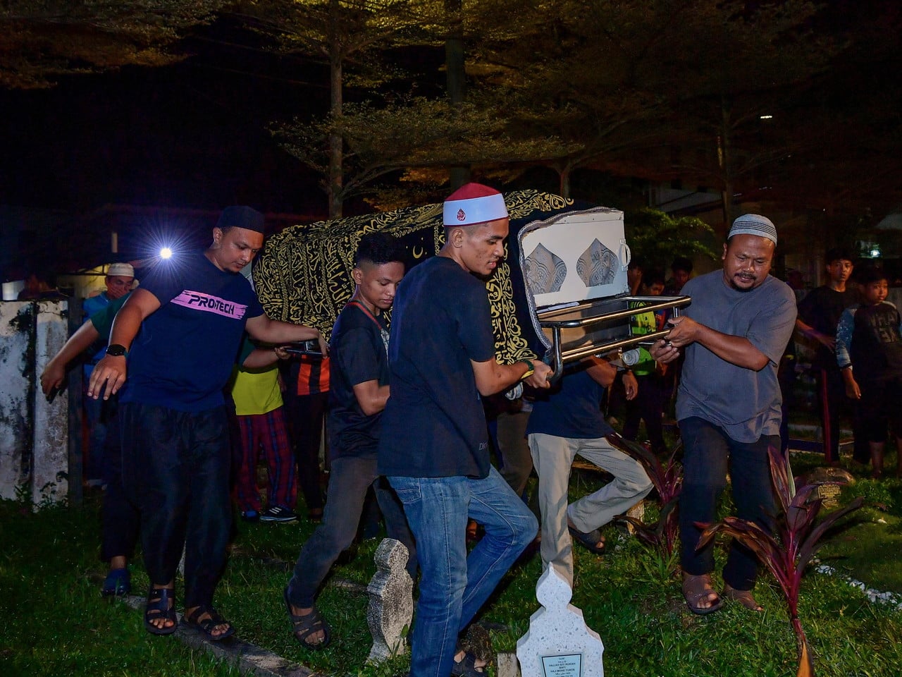 Jenazah suami isteri maut ditikam dikebumi dalam satu liang lahad
