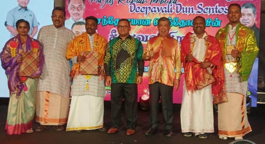 தமிழ்ப் பள்ளிகளுக்கும்  ஆலயங்களுக்கும்  ஆண்டுதோறும் மானியம் வழங்குவதே சிலாங்கூர் தனி சிறப்பு