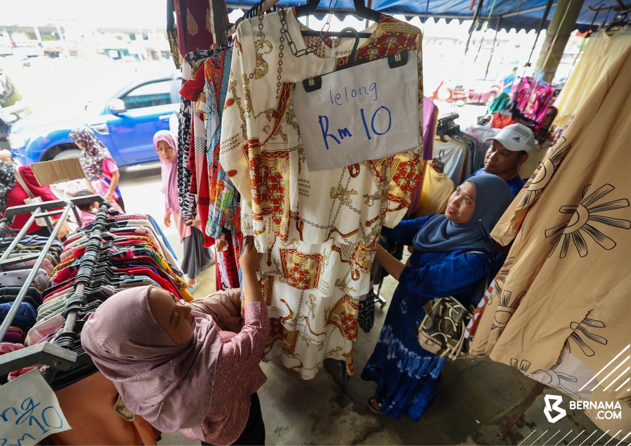 Peniaga lelong barang jualan pada harga murah , tampung rugi akibat bah