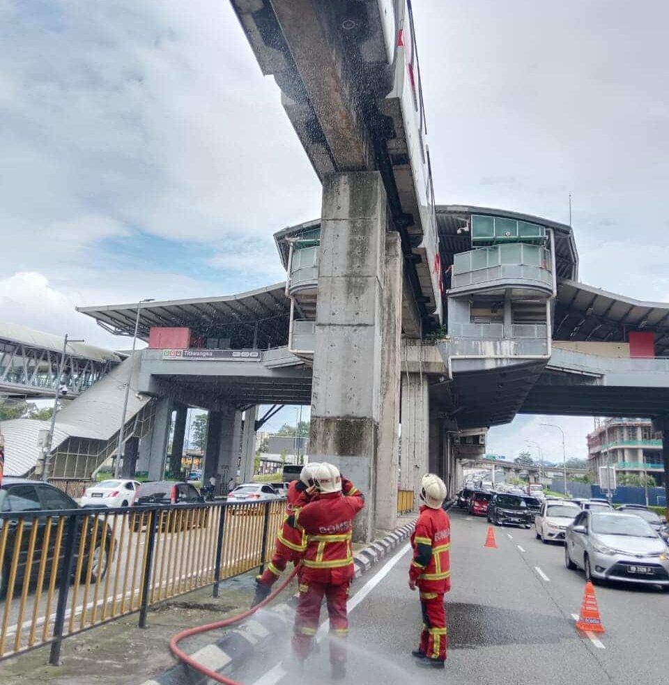 மோனோரயிலின் டயர் தீப்பிடித்து சாலையில் விழுந்ததில் பொதுமக்கள் பதற்றம் அடைந்துள்ளனர்