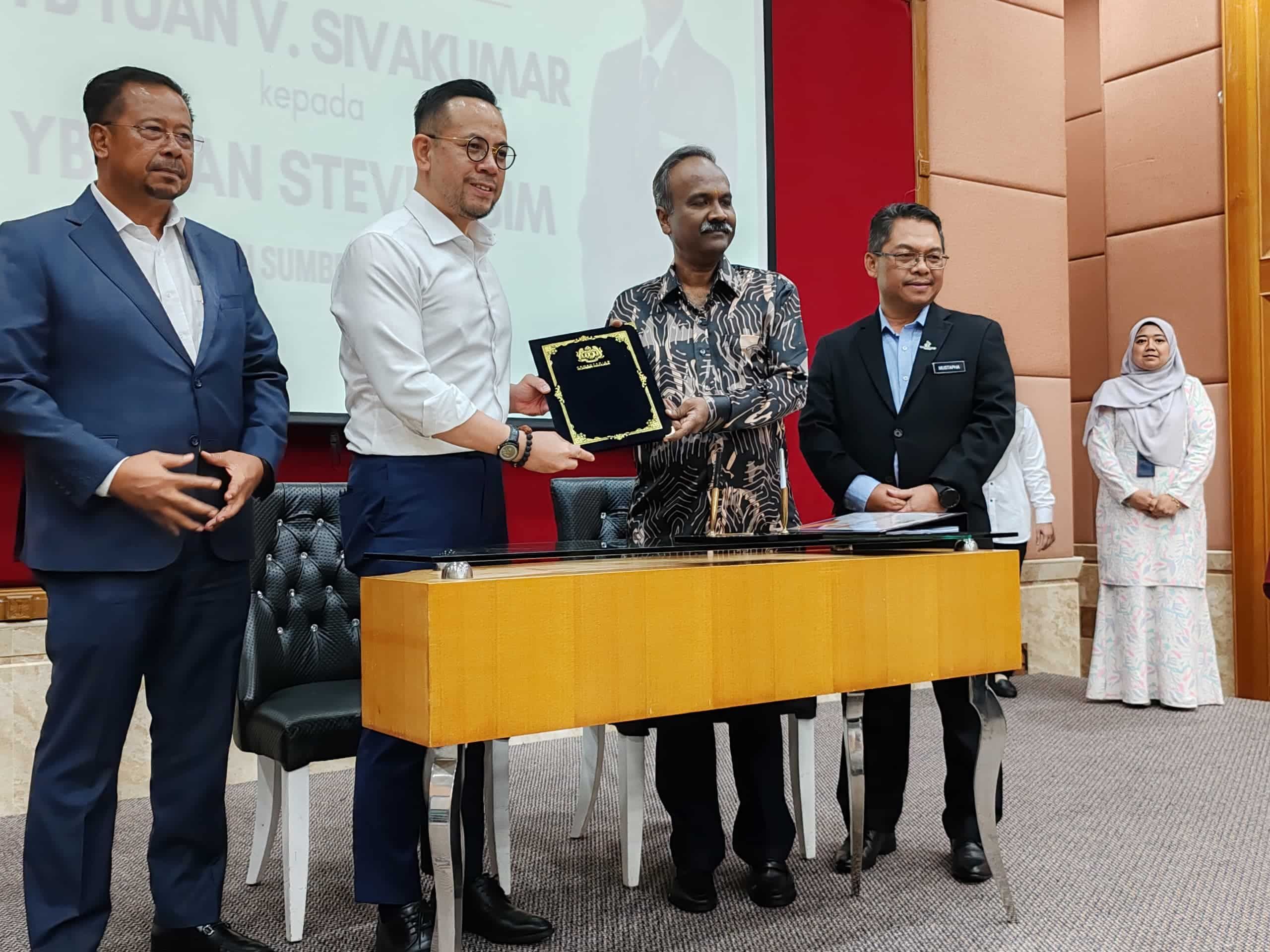 மனிதவள அமைச்சர் பதவியை ஸ்டீவன் சிம்மிடம் முறையாக ஒப்படைத்தார் சிவகுமார்