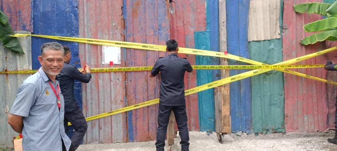 Two illegal premises in Port Klang ordered to shut, 13 compounds issued