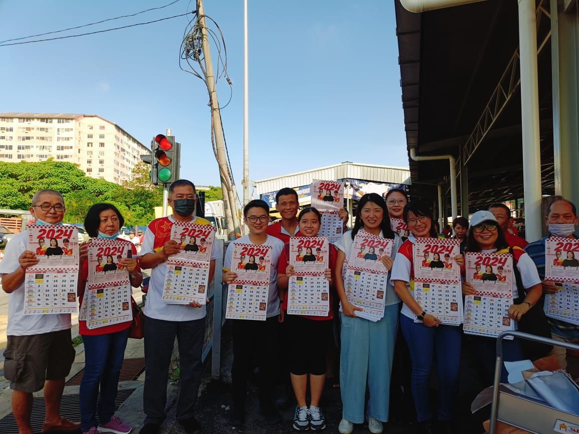 蒲种3国州议员印制1.3万月历  首站沙登新村派1000份