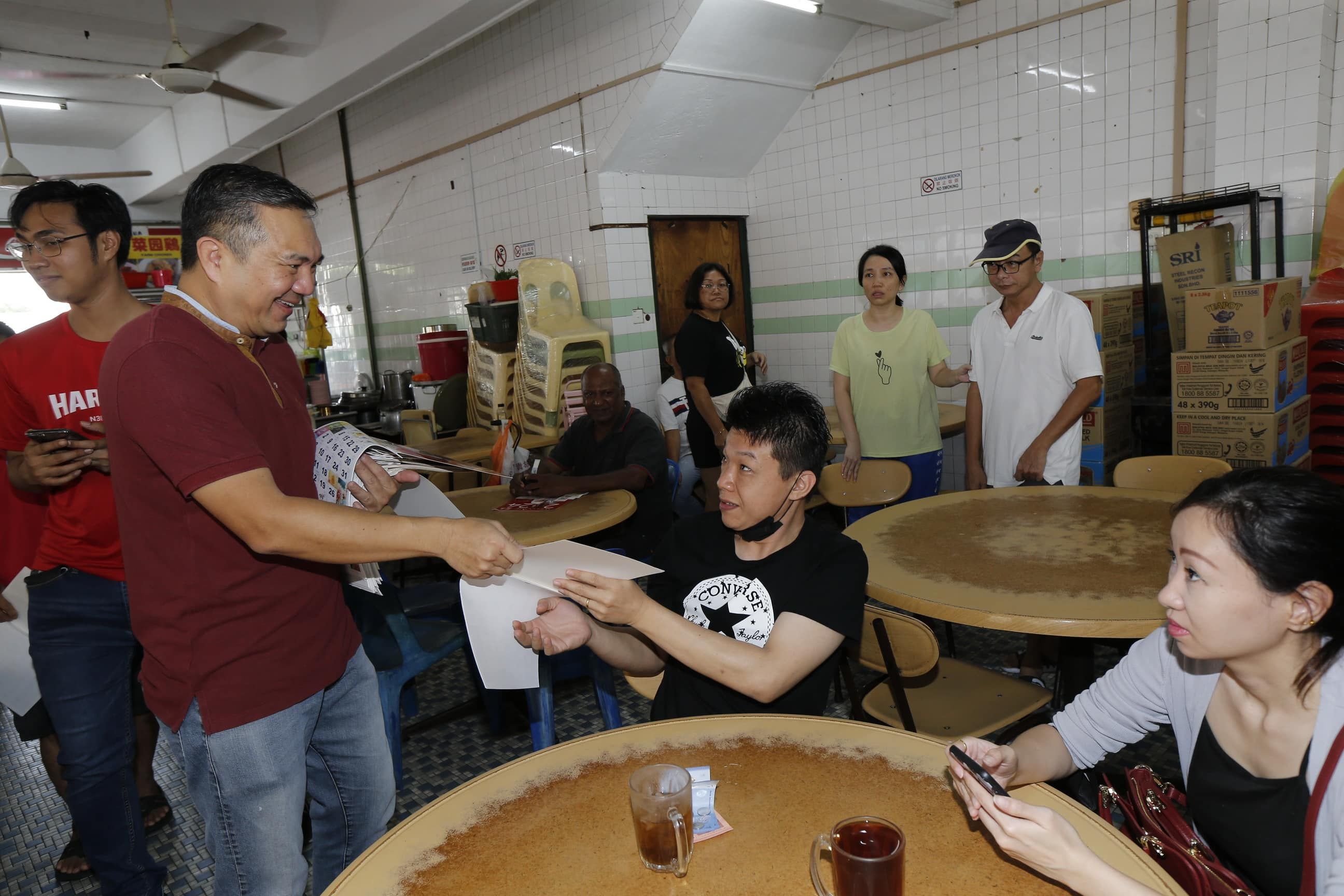 （视频）迎接2024年到来 黄思汉派1.2万月历予民