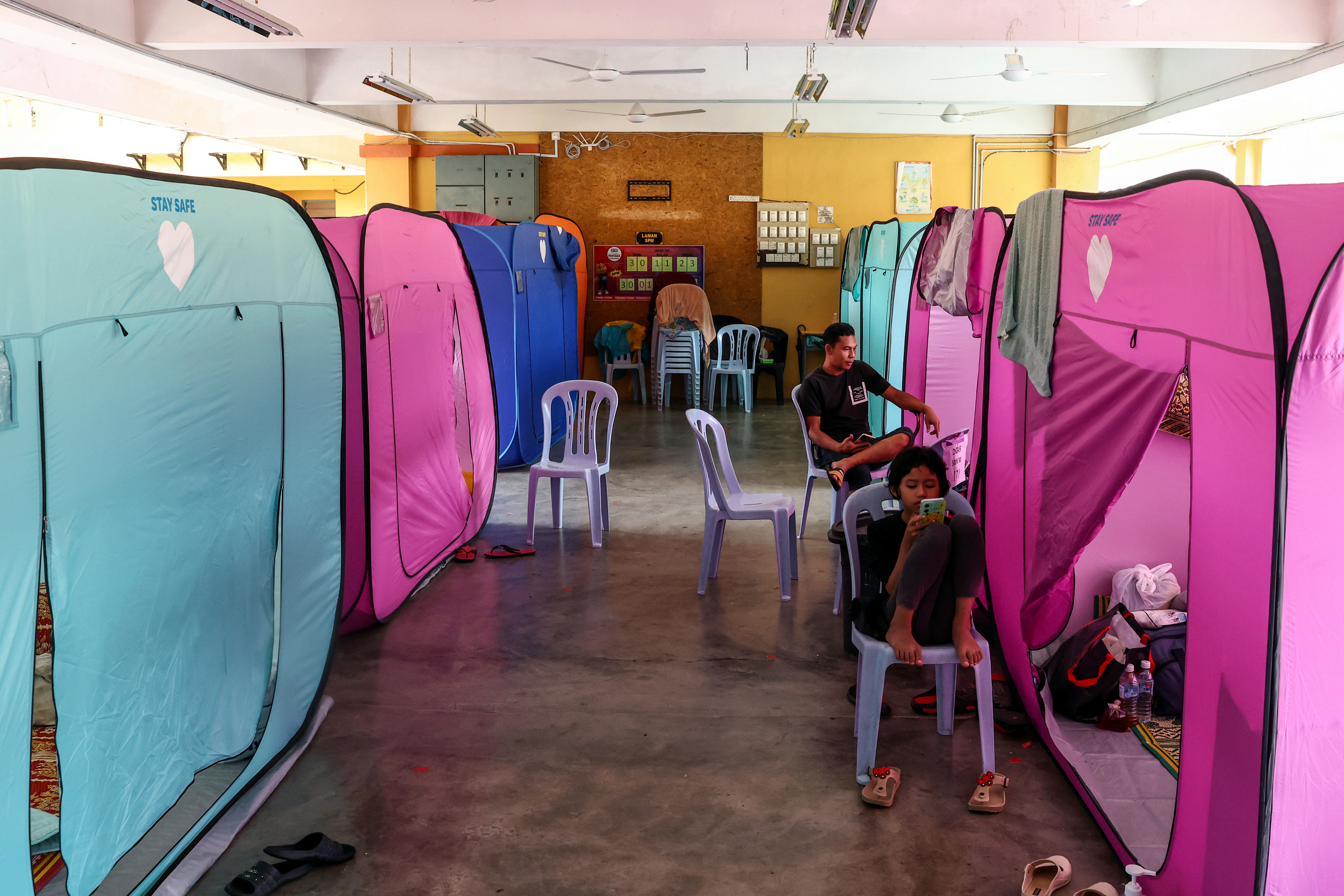 Number of flood evacuees drops below 1,000 at 10 relief centres this evening
