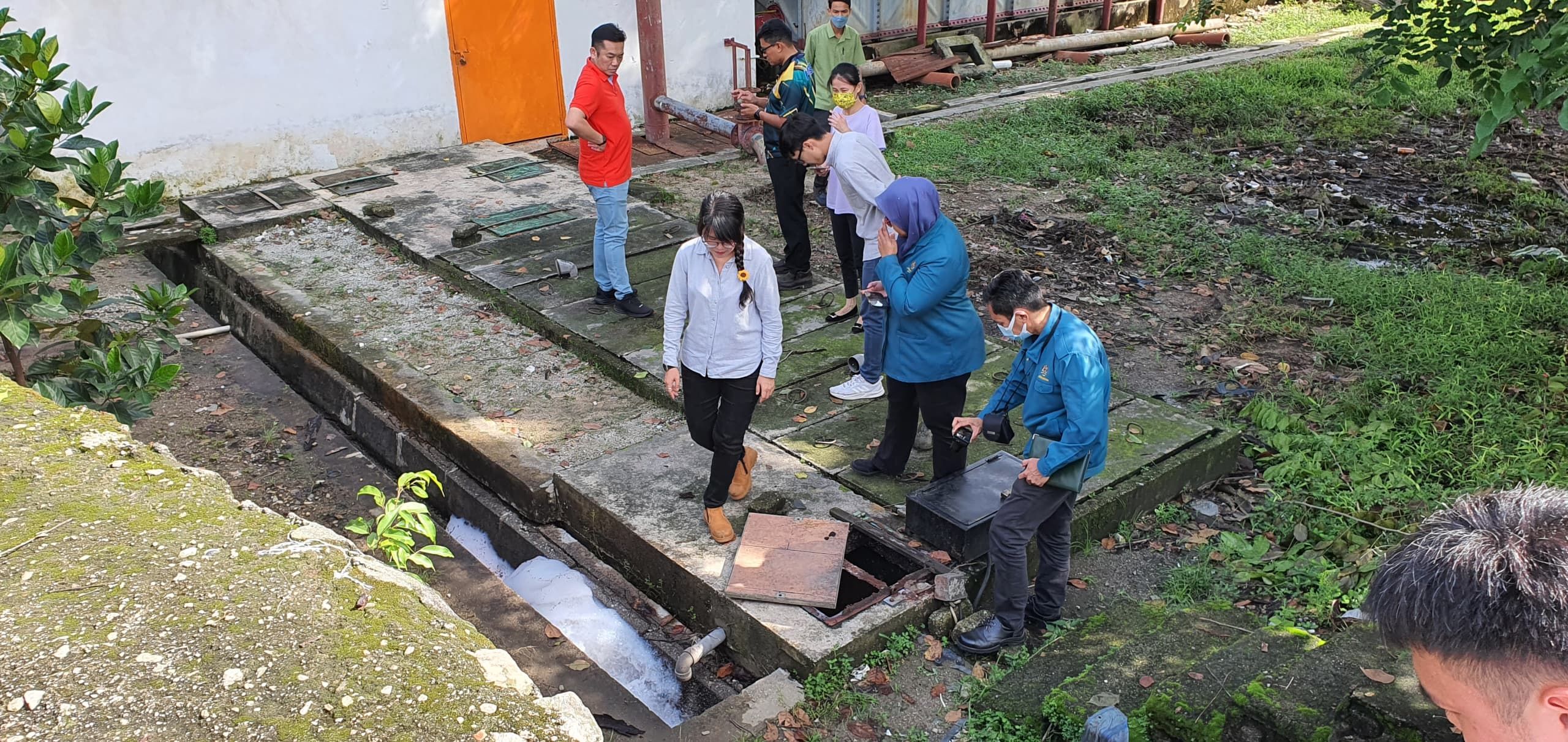 沙登岭工业区沟渠现异味泡沫  环境局采样本鉴定肇事单位