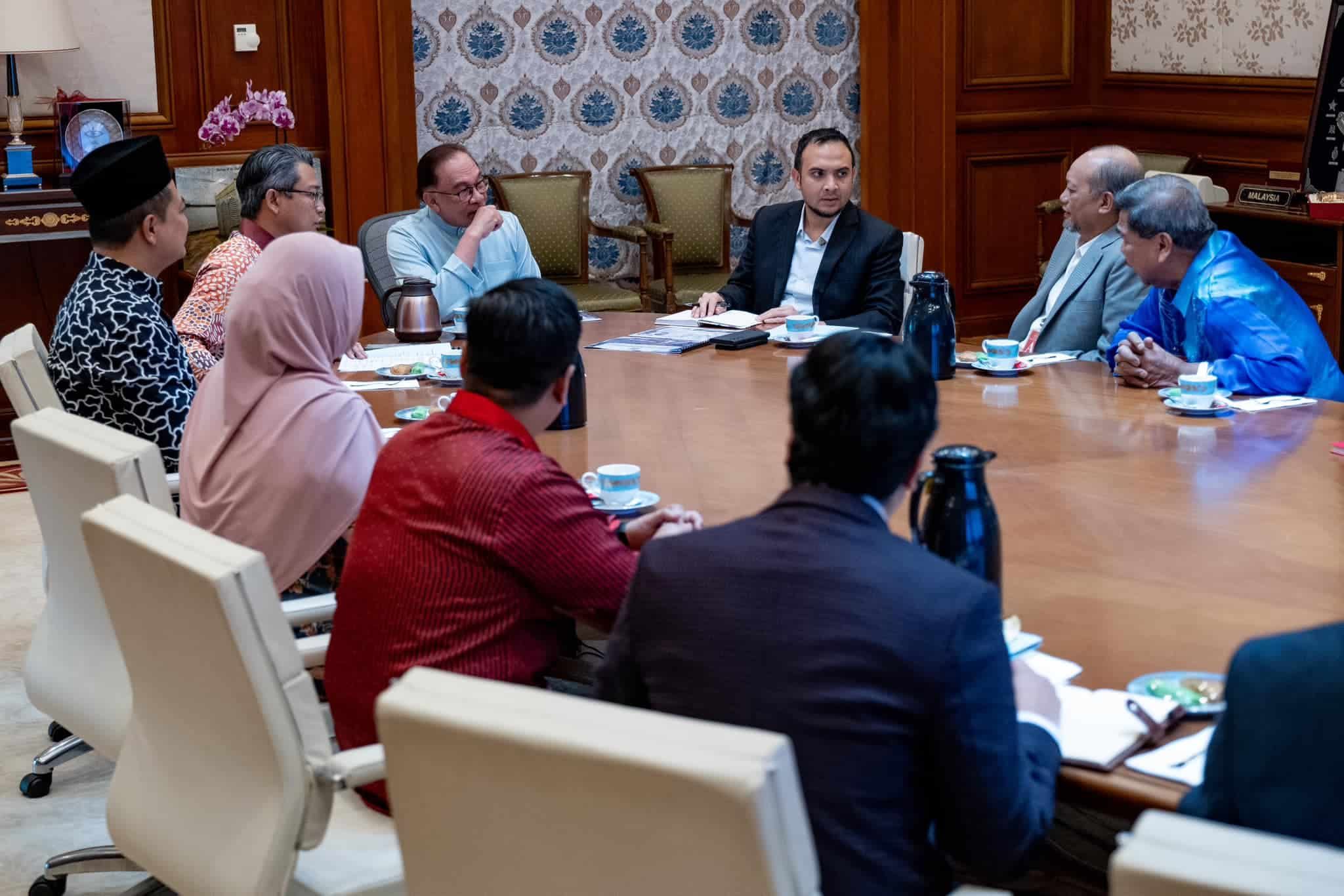 安华嘱托UiTM校友会 引领马来社会新思维