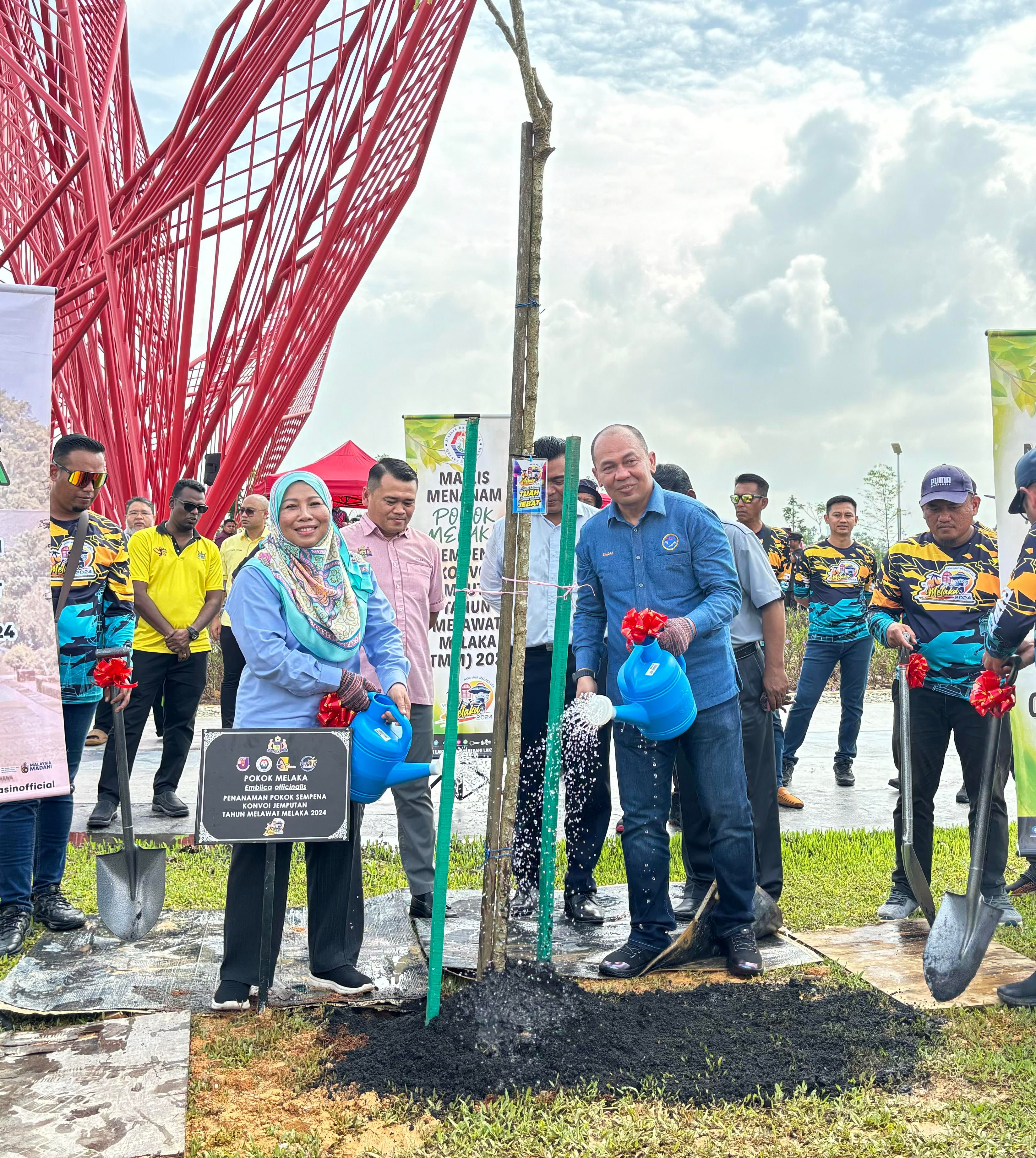 Simbolik jemputan tahun melawat Melaka, 12 pokok Melaka ditanam setiap PBT di Selangor