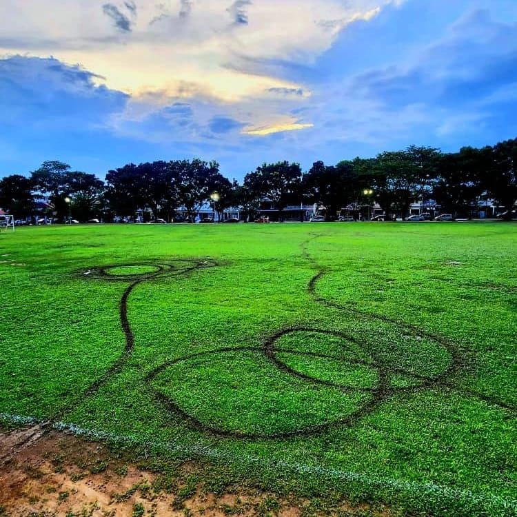 摩托骑士雨中碾压草坪  黄美诗促知情者提供线索