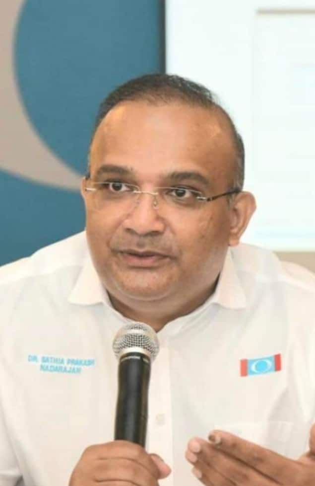 விமானத்தில் பயணி திடீர் சுகவீனம்- விரைந்து முதலுதவி வழங்கினார் டாக்டர் சத்திய பிரகாஷ்