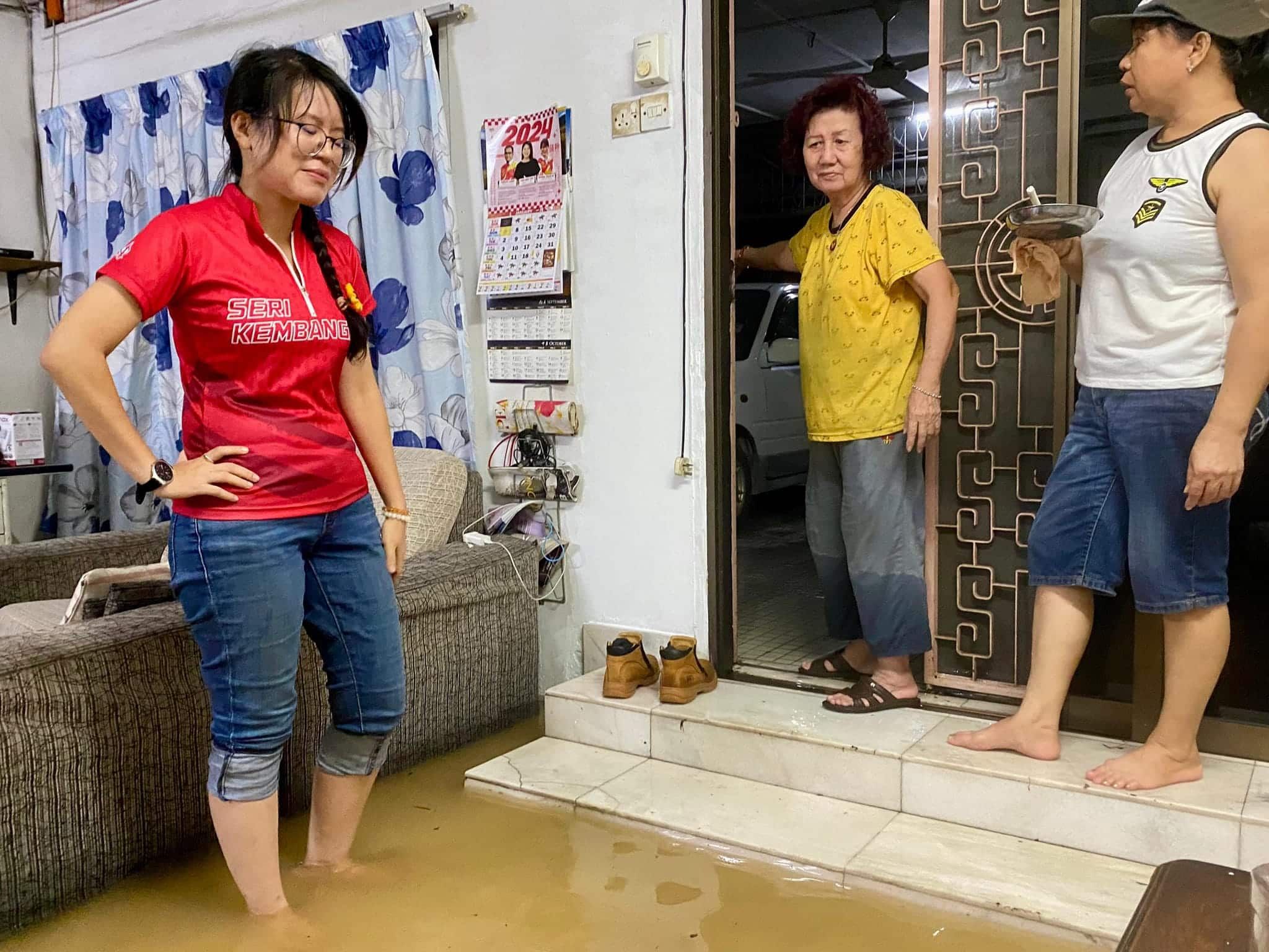 沙登新村.大学岭闪电水灾 王诗棋：速清沟检查排水系统