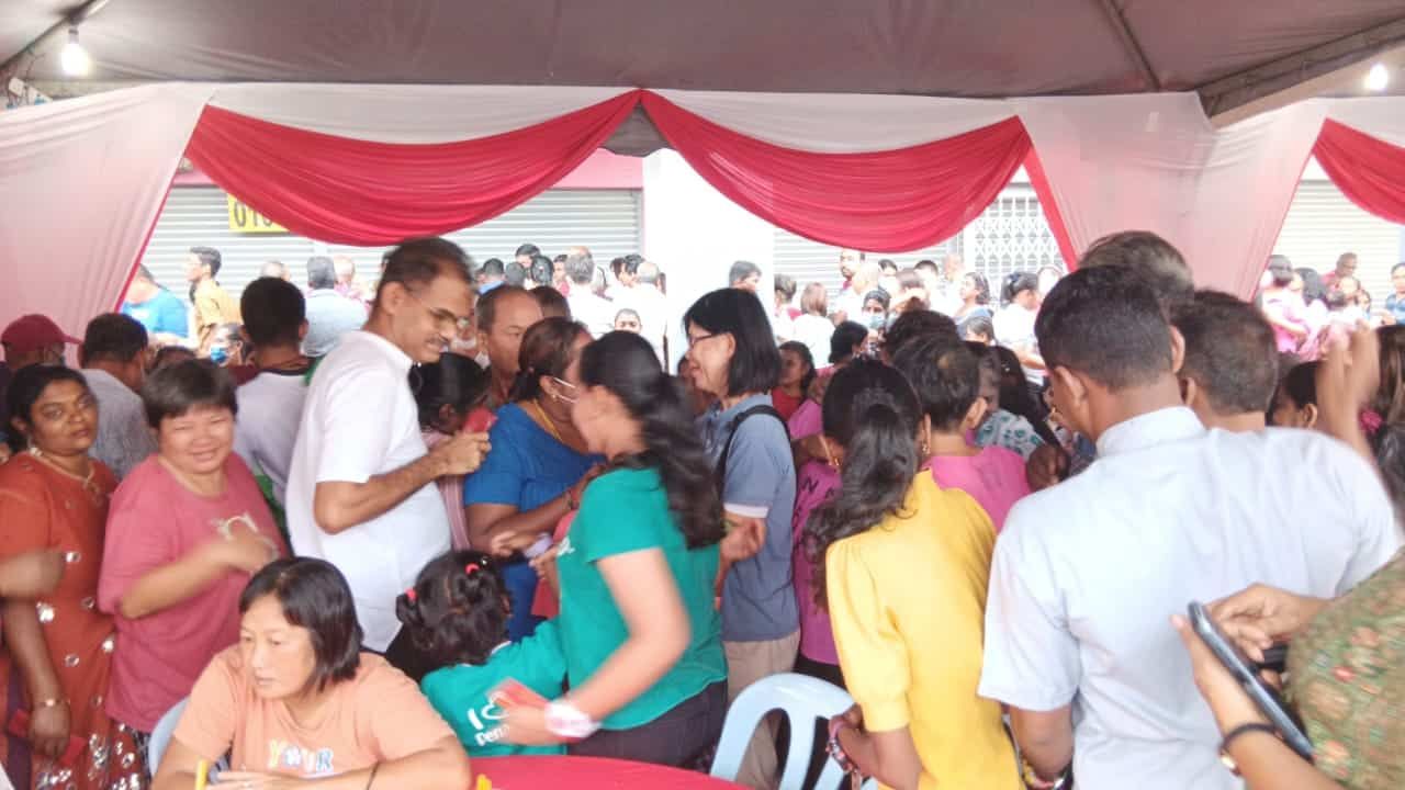 பந்திங் சட்ட மன்ற உறுப்பினரின்  தீபாவளி உபசரிப்பு.