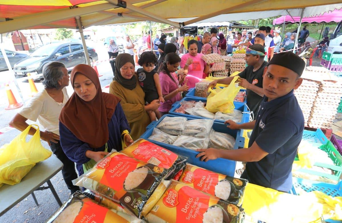 500 ayam, 300 kampit beras habis dua jam di jualan murah DUN Balakong