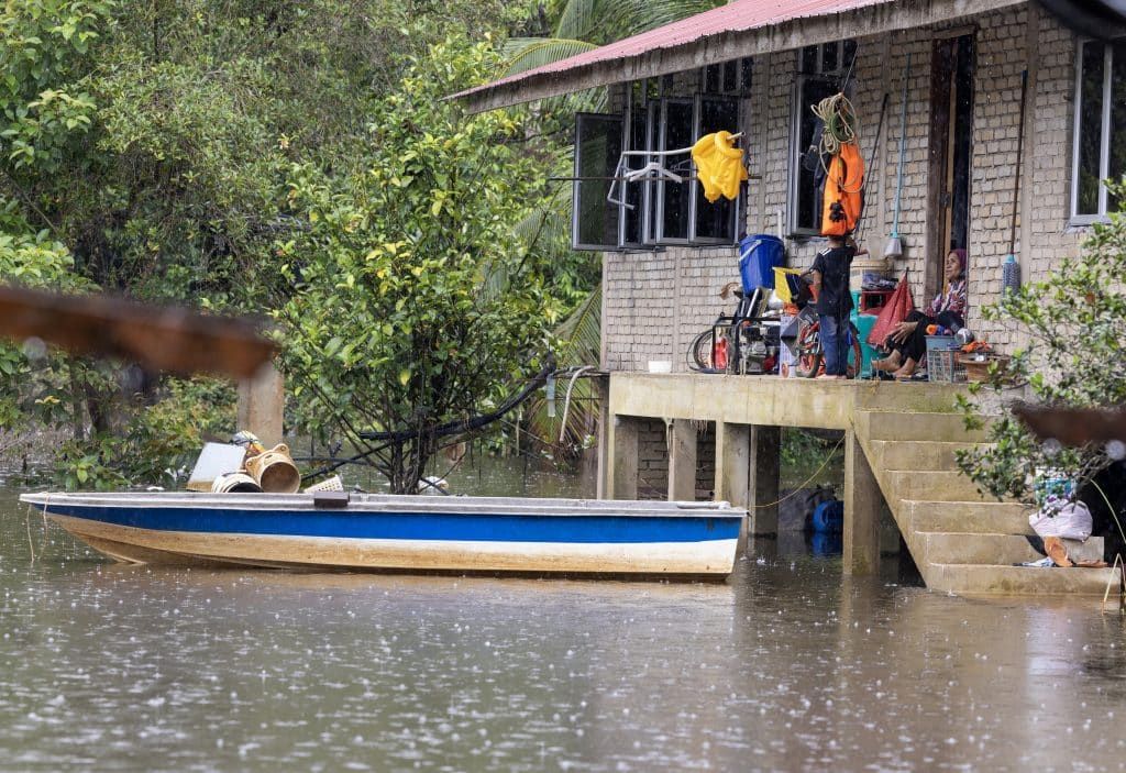 கிராமத்தில் வெள்ளம், திருட்டை தவிர்க்க ஆண்கள் வீட்டை காக்கின்றனர்.