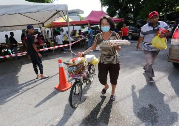 骑脚车1公里路到慈悯市集 华妇开心采购便宜食材