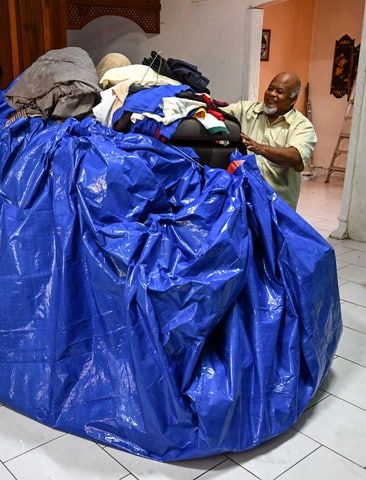 为免家里值钱物泡水损失惨重 老翁突发奇想打包家具交通