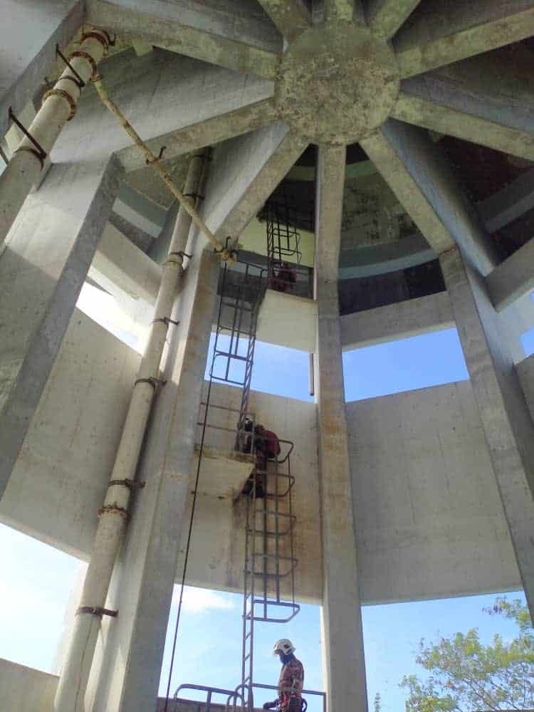 爬6层楼高蓄水池寻死   女子被消拯员救下