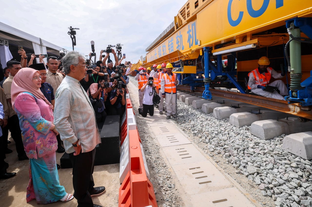 King officiates first ECRL track's installation