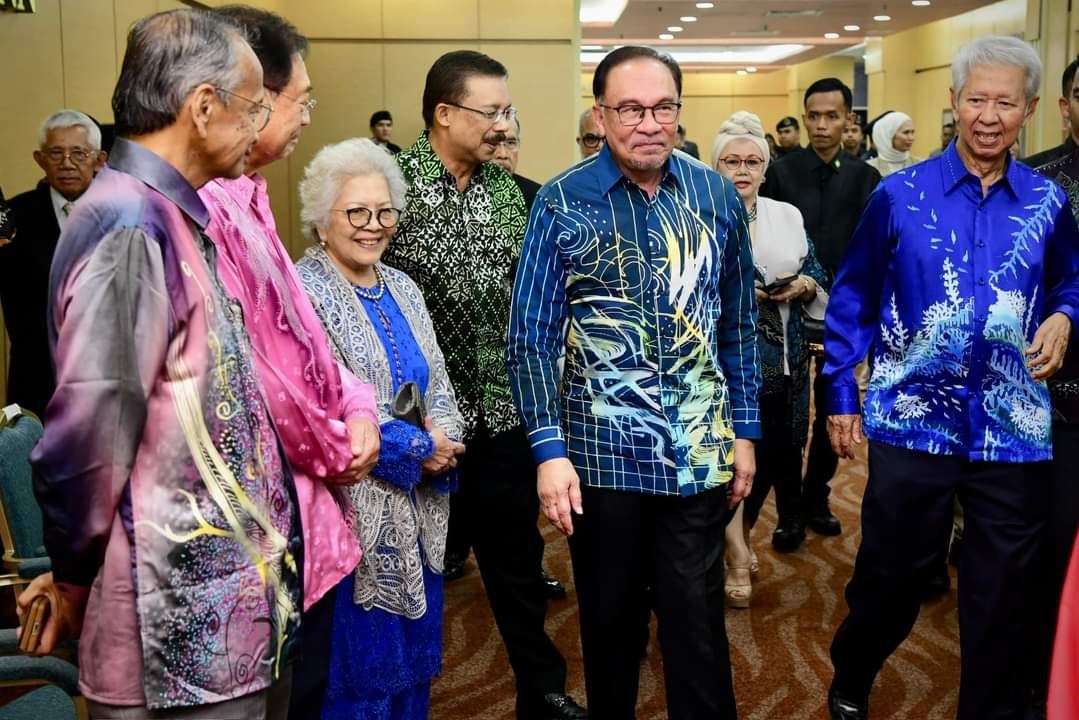 在国际舞台身穿大马峇迪  安华冀加强力度推广国货