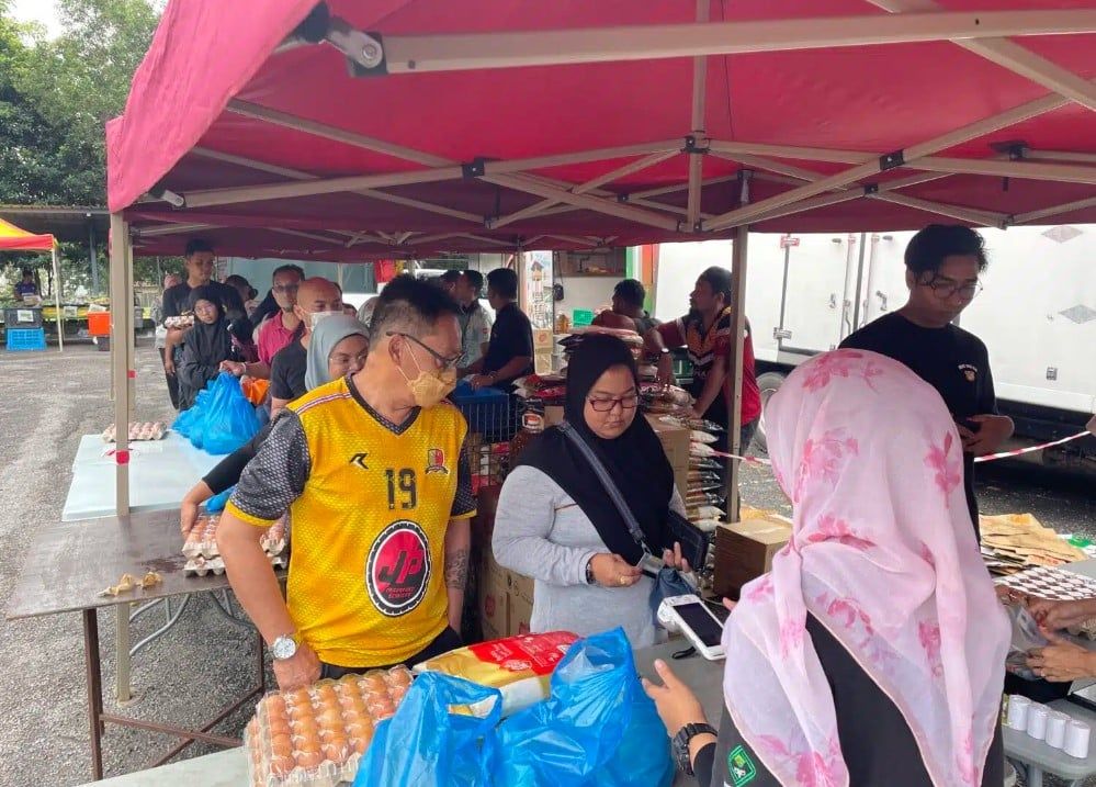 慈悯市集首次第19区开卖 吸引超过200居民开心采购