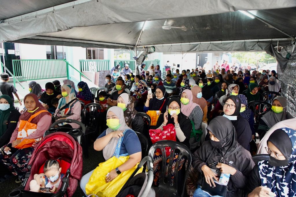 Jualan murah di PPR Lembah Subang dapat sambutan, penduduk beratur sejak 8 pagi