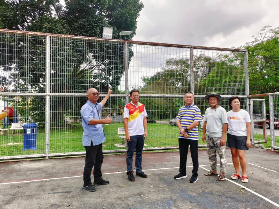 篮球场装太阳能照明灯  无拉港再也花园居民可安心运动