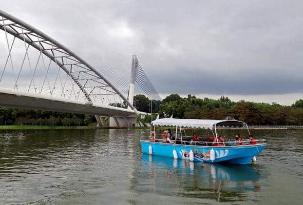 Crowds throng Putrajaya during school holidays