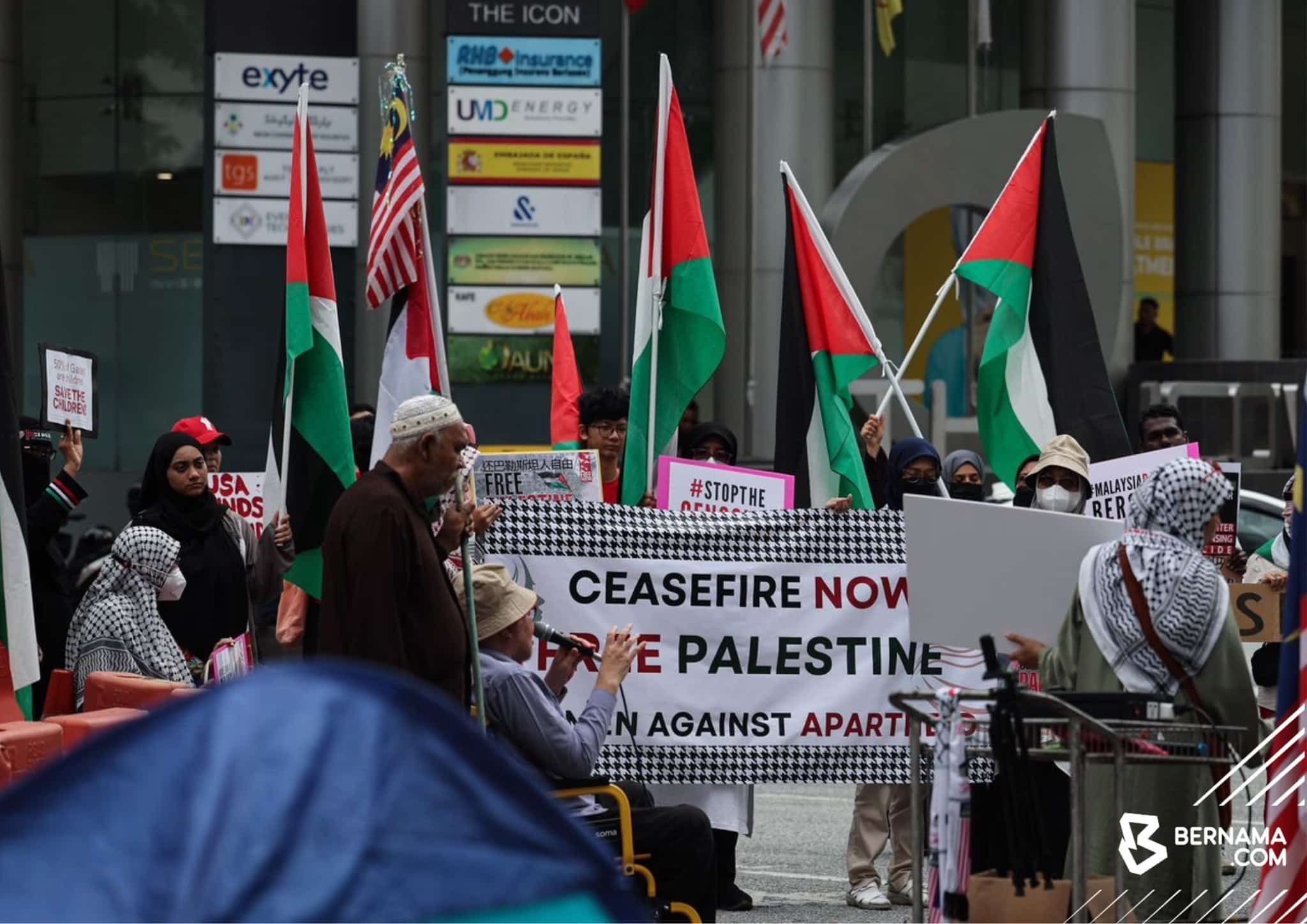 Palestinian solidarity picket: Rainy weather no deterrent to participants' spirits