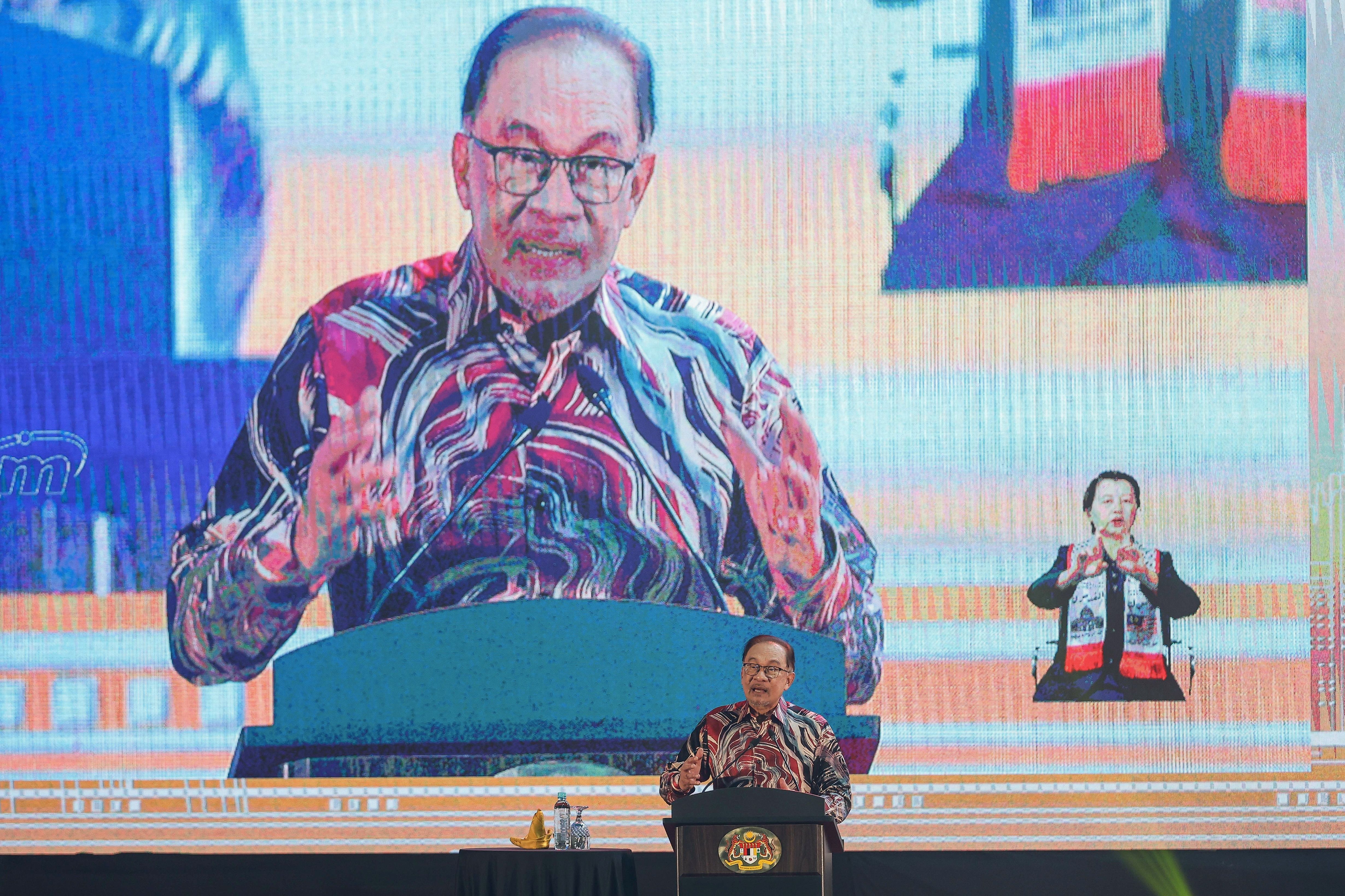 在野戳破屋顶企图不会成功 安华：团结政府拥水泥屋顶