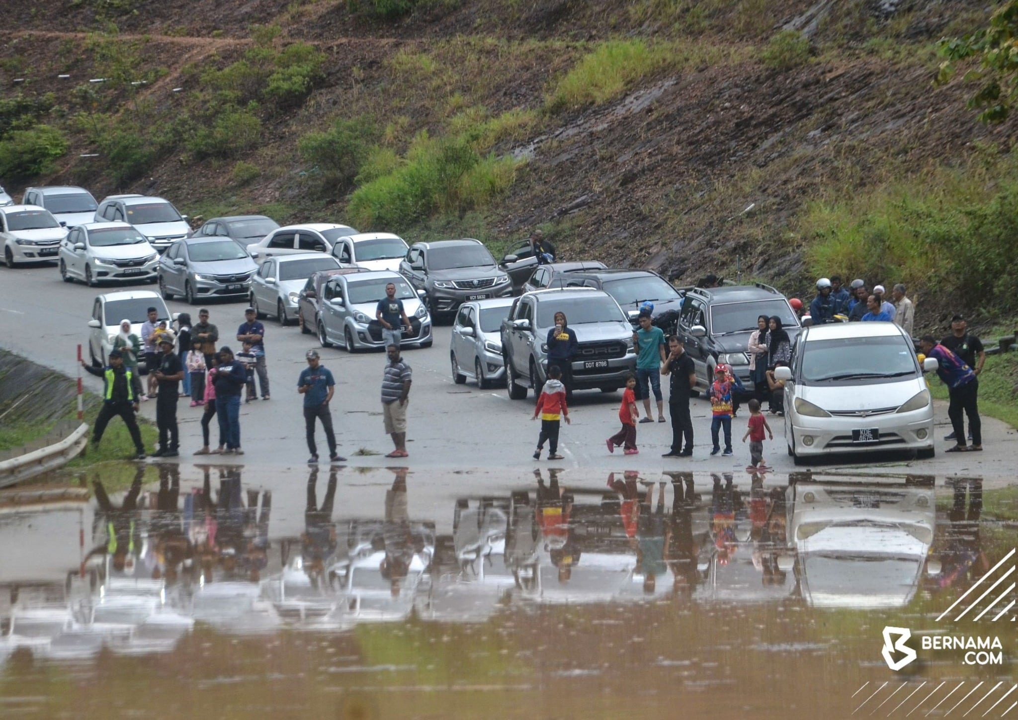 Ratusan kenderaan terkandas di Pos Blau akibat limpahan Sungai Brooke