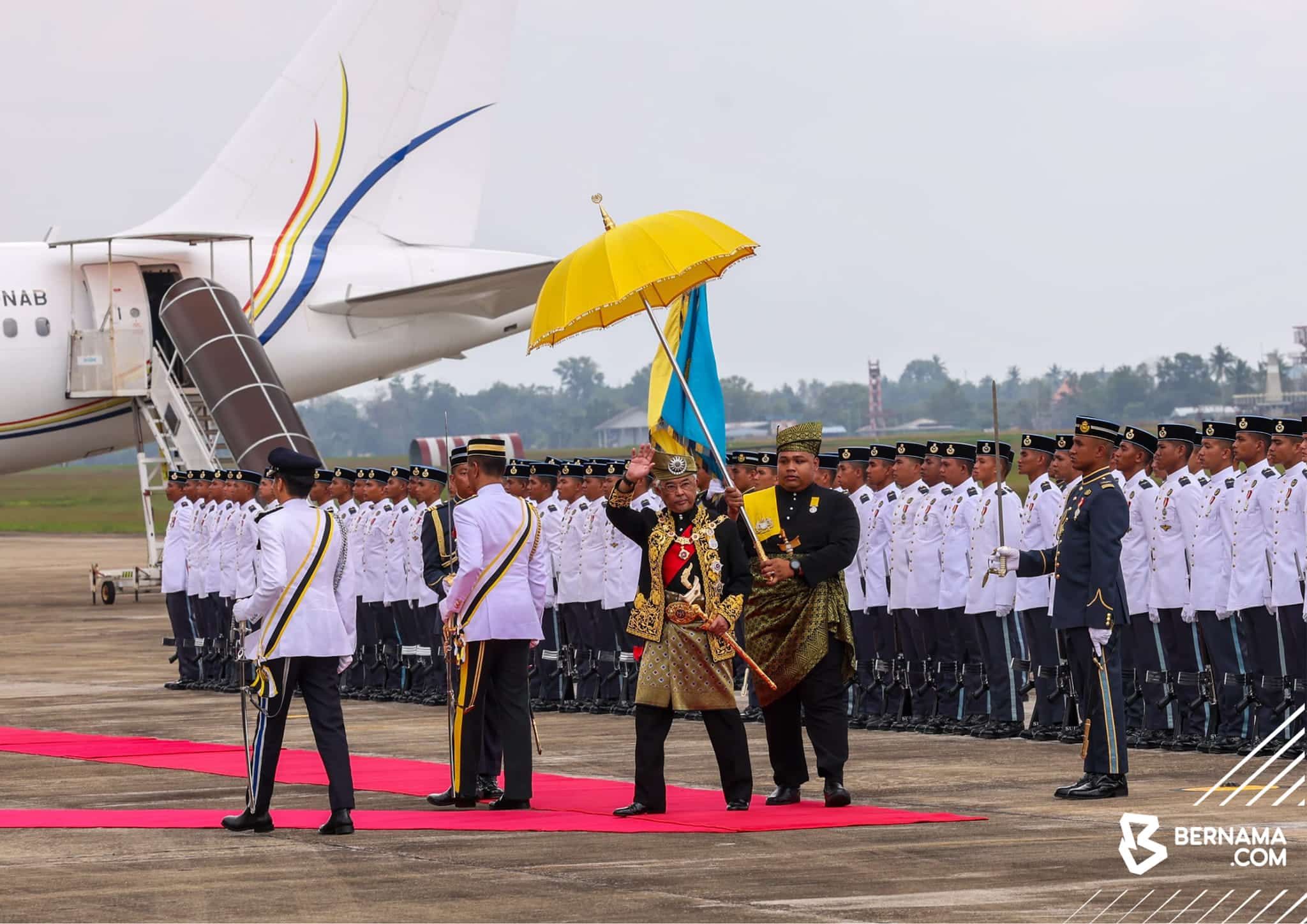 苏丹阿都拉伉俪抵达彭亨 数千子民恭迎