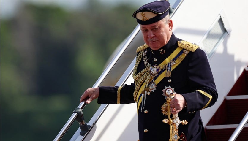 Istiadat ketenteraan sambut ketibaan Sultan Ibrahim di Istana Negara