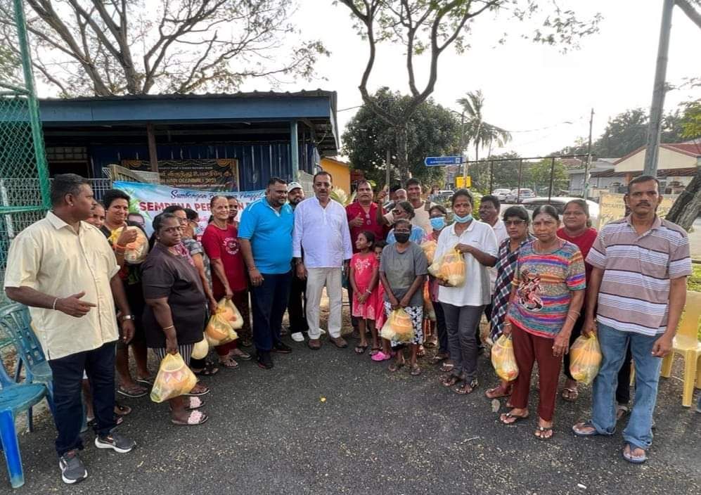 டாக்டர் குணராஜ் ஏற்பாட்டில் செந்தோசா தொகுதி மக்களுக்கு பொங்கல் பொருள்கள் அன்பளிப்பு
