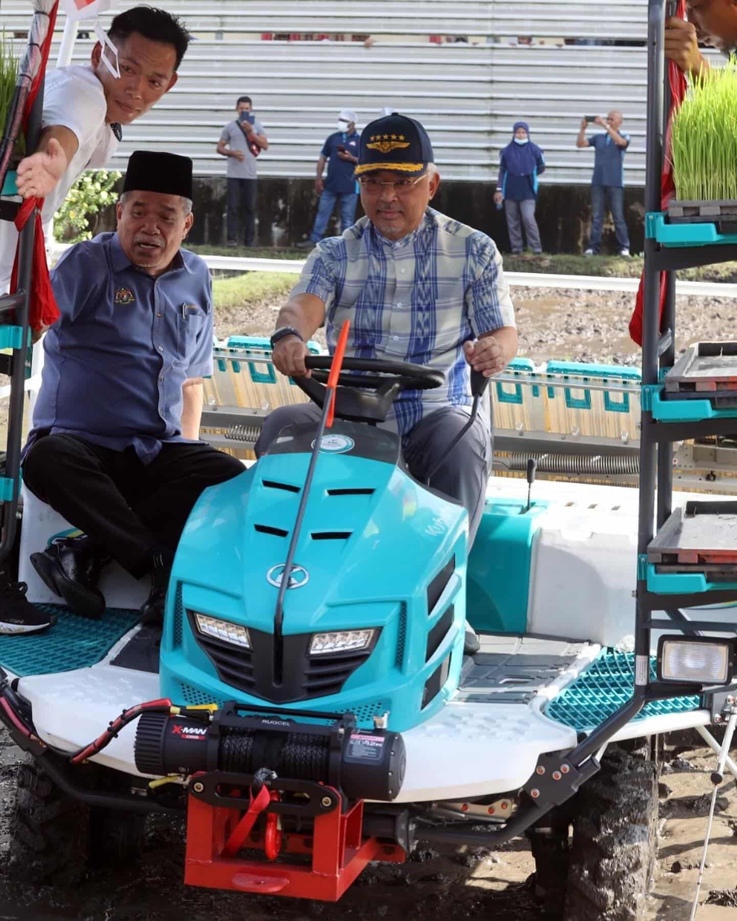 元首今下乡适耕庄 体验种稻乐趣