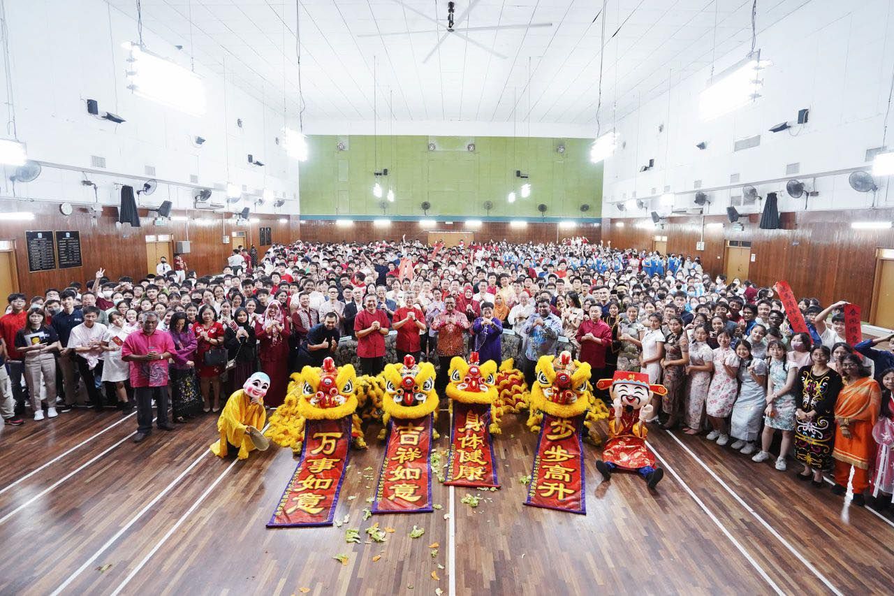 访灵市公教中学    雪大臣送上10万大红包