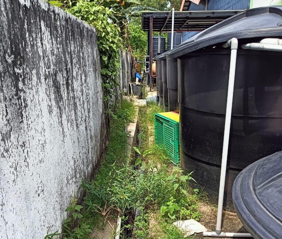 Abstrak air sungai tanpa kebenaran, premis proses ayam dikenakan tindakan