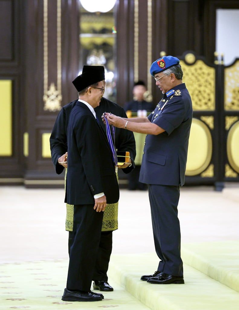 国家元首册封288有功人士  前积卡州议员受封JMN