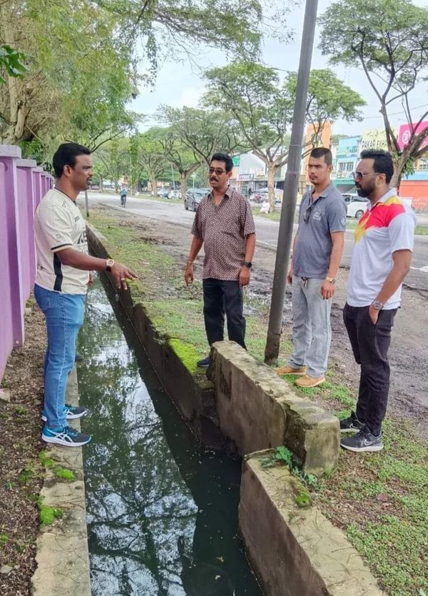ஸ்ரீ மூடாவில் பழுதடைநத கால்வாய்களை சீரமைக்க சட்டமன்ற உறுப்பினர் பிரகாஷ் நடவடிக்கை