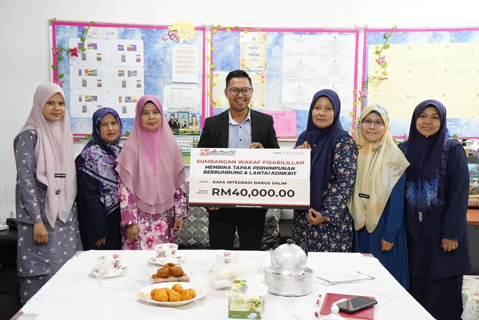 Wakaf Selangor serah sumbangan RM40,000 bina tapak perhimpunan sekolah