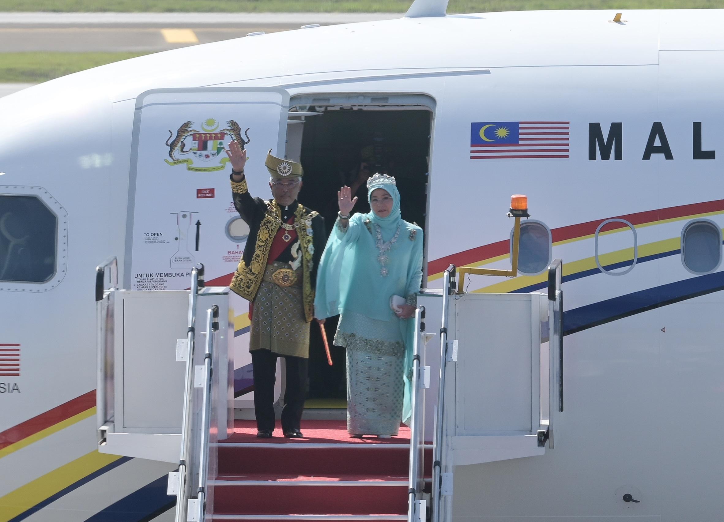 Al-Sultan Abdullah, Tunku Azizah depart for Pahang