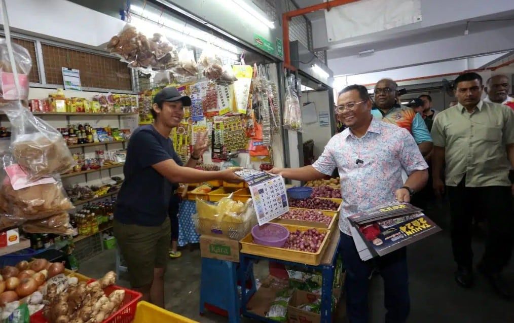 士拉央峇鲁巴刹派日历 雪大臣与商民早餐交流