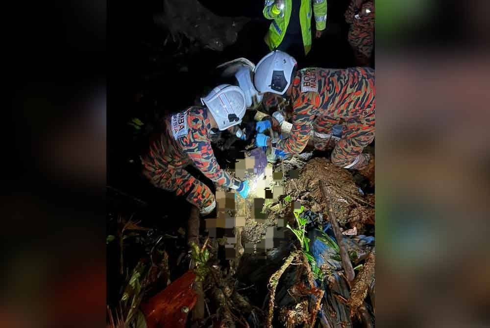 Tanah runtuh di Cameron Highlands: Mayat tertimbus dibawa keluar